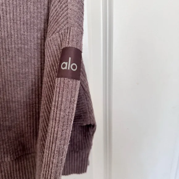 Alo Yoga muse cropped sweatshirt and pants set in size Small raisentte - Picture 3 of 4